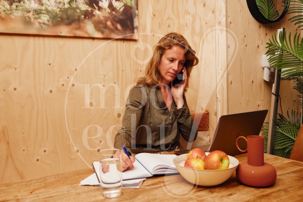 Vrouw thuiswerken vakantiepark 1