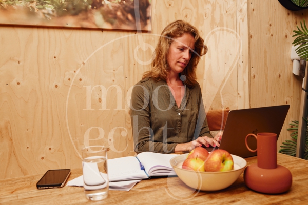 Vrouw thuiswerken vakantiepark 2