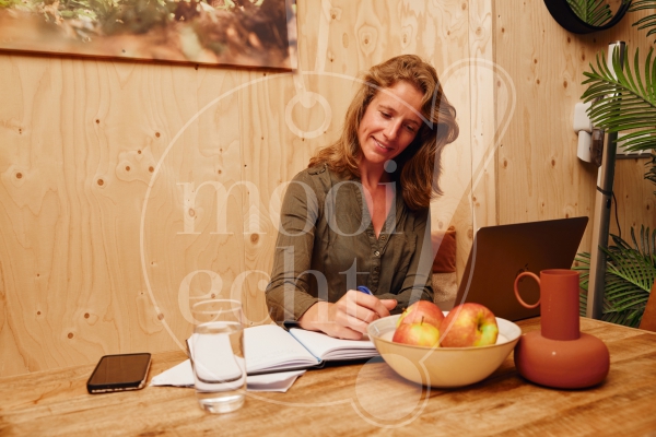 Vrouw thuiswerken vakantiepark 3