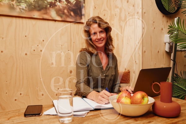 Vrouw thuiswerken vakantiepark 4