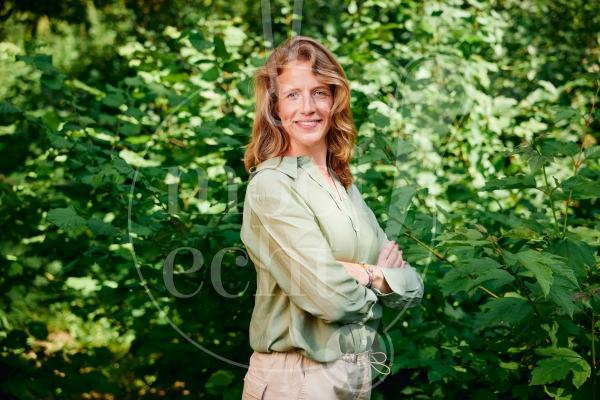 Vrouw staat in het bos 3