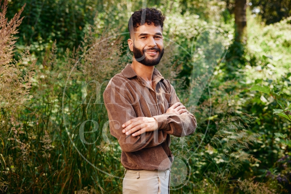 Man staat in het bos 2