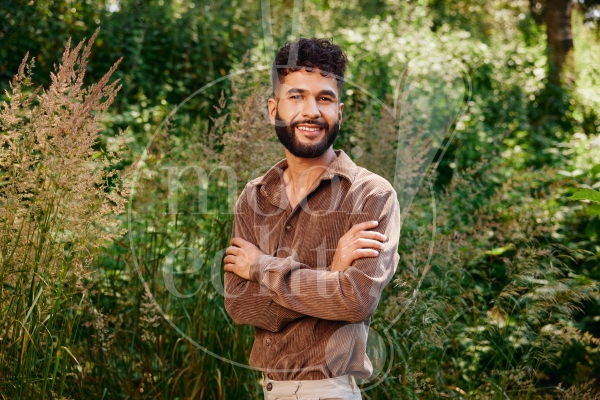 Man staat in het bos 3