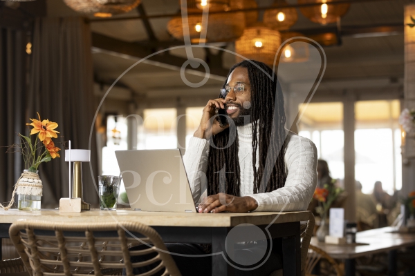 Man werkt vanuit een restaurant 1