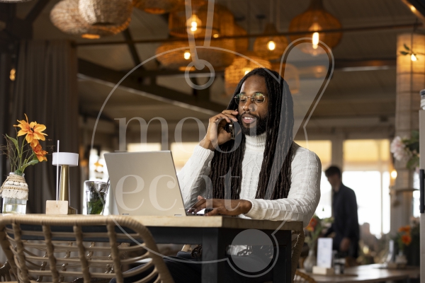 Man werkt vanuit een restaurant 2