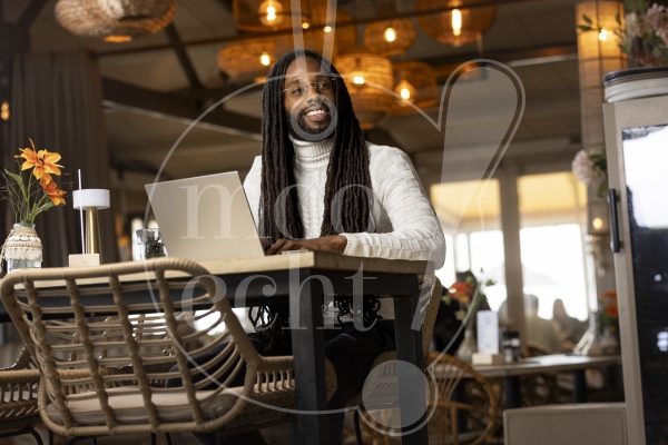 Man werkt vanuit een restaurant 4