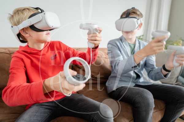 Vrienden spelen met VR-brillen 2
