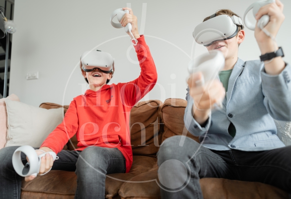 Vrienden spelen met VR-brillen 3
