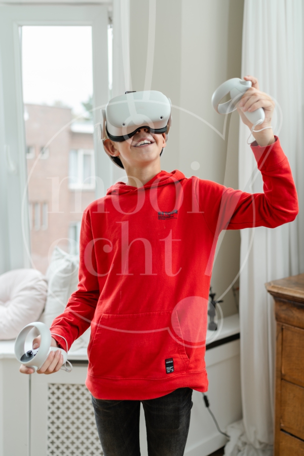 Jongen speelt met VR-bril 1