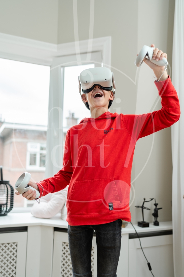 Jongen speelt met VR-bril 2