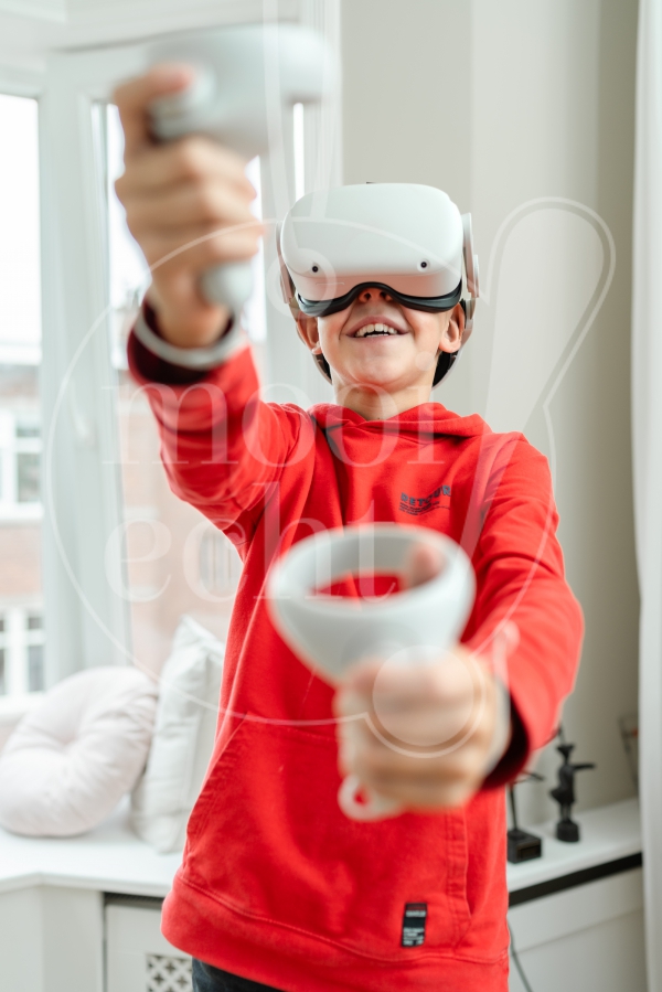 Jongen speelt met VR-bril 3