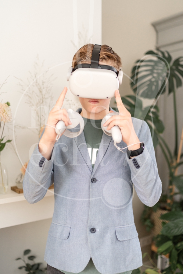 Jongen speelt met VR-bril 1