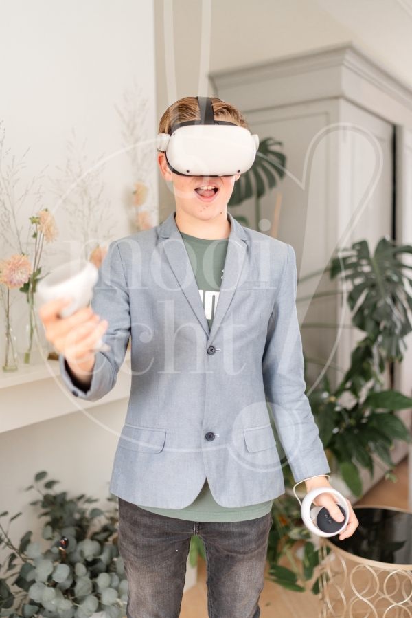 Jongen speelt met VR-bril 2