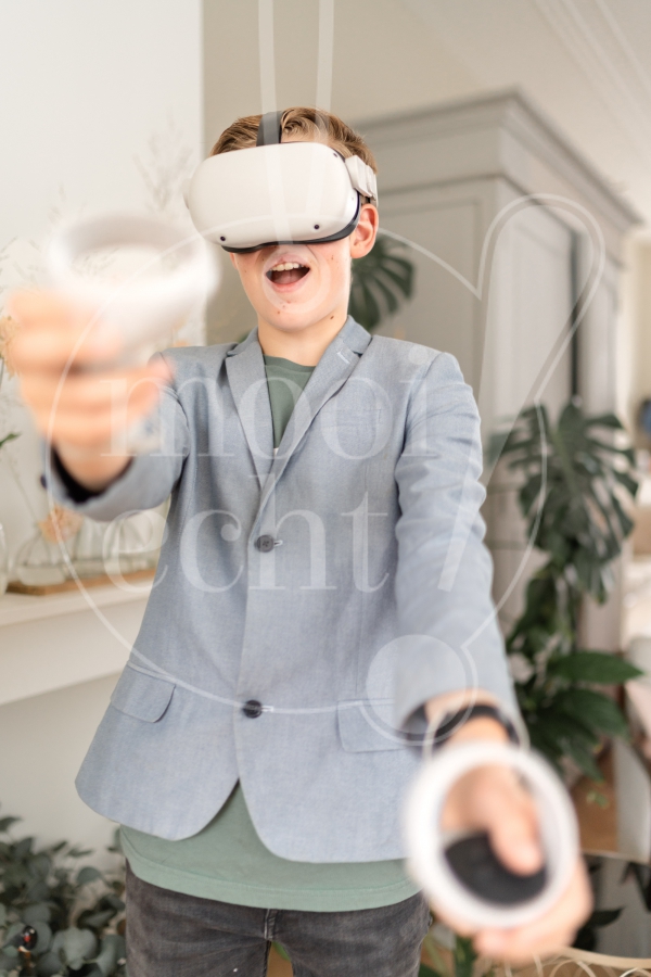 Jongen speelt met VR-bril 3