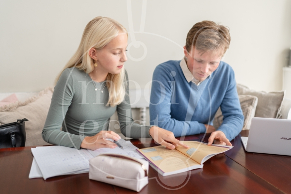 Vader en dochter maken samen huiswerk 1