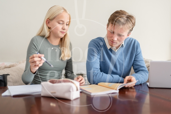 Vader en dochter maken samen huiswerk 2