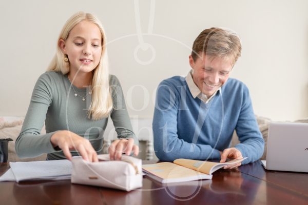 Vader en dochter maken samen huiswerk 3