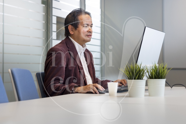 Man werkt op kantoor 1