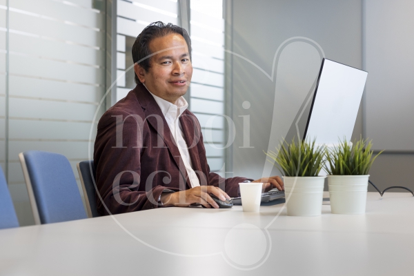 Man werkt op kantoor 2