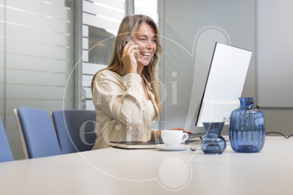 Vrouw werkt op kantoor 3