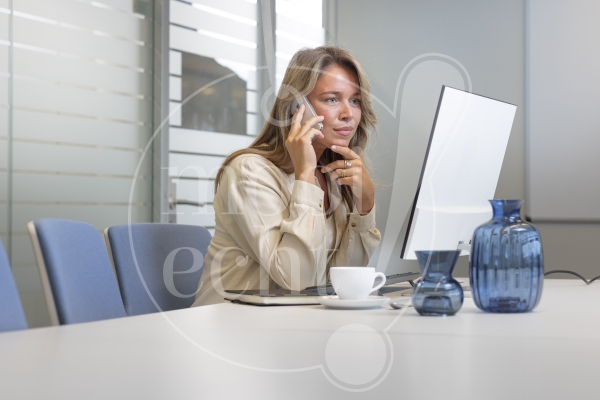 Vrouw werkt op kantoor 4