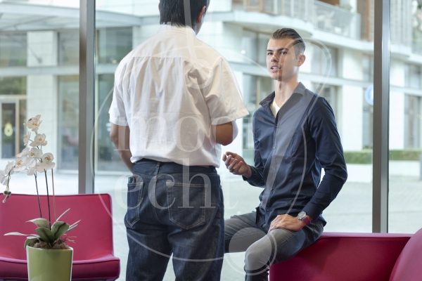Twee mannen in overleg