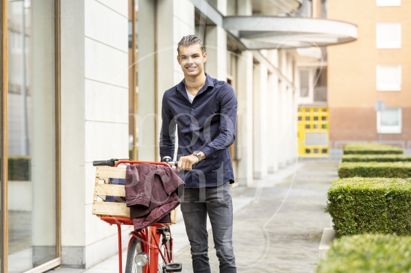 Man loopt met fiets 1