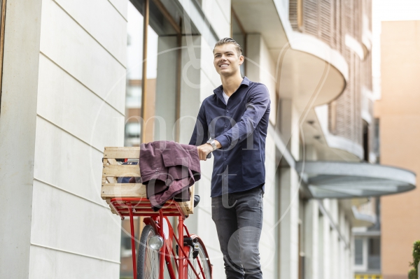 Man loopt met fiets 2