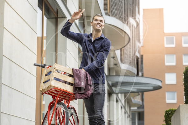 Man loopt met fiets 4