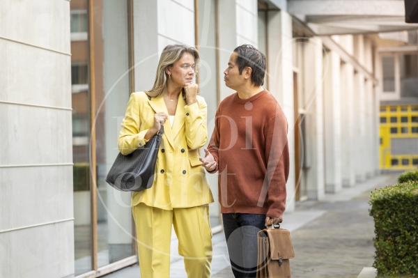 Overleg buiten tussen een man en vrouw 1