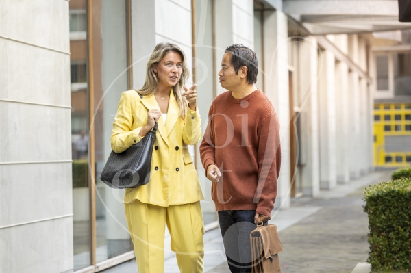 Overleg buiten tussen een man en vrouw 2
