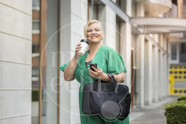 Vrouw loopt buiten na werk 1