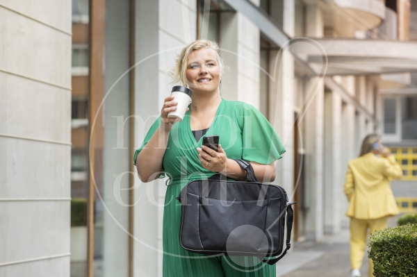 Vrouw loopt buiten na werk 2