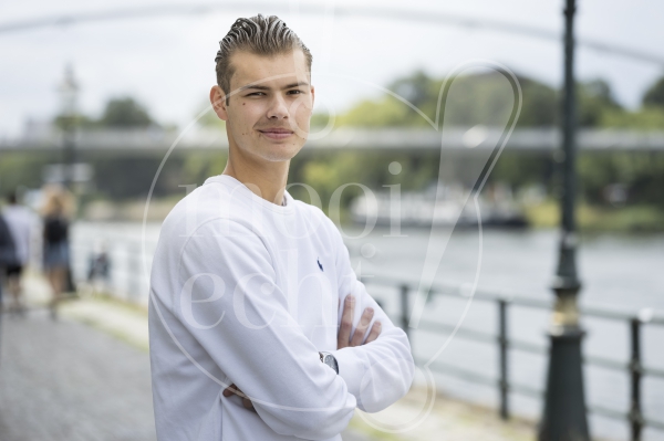 Jongen poseert voor rivier 1