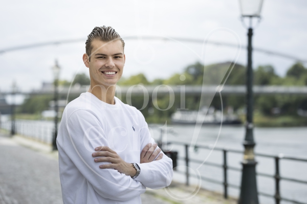 Jongen poseert voor rivier 2