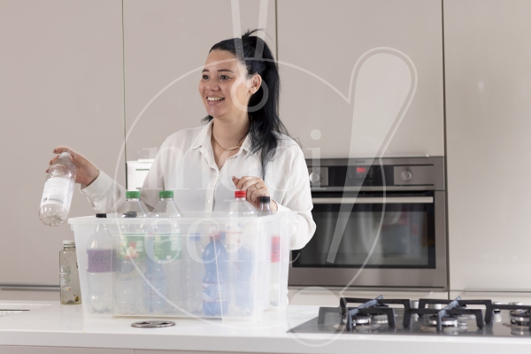 Vrouw recycled plastic flessen 1