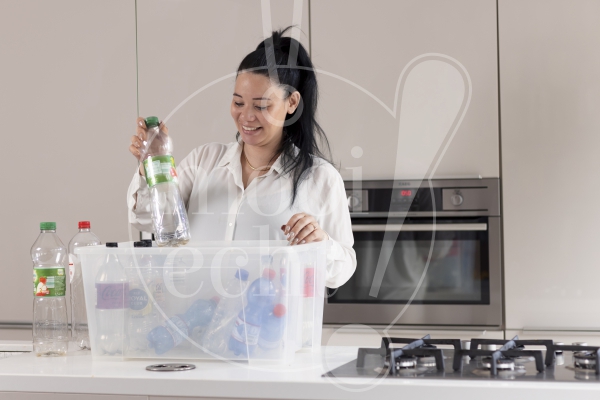 Vrouw recycled plastic flessen 2