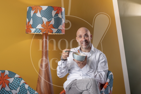 Man eet groente uit een bakje 2