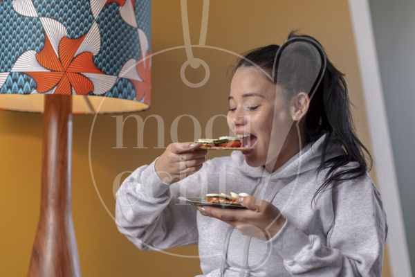 Vrouw eet cracker 1