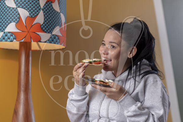 Vrouw eet cracker 2