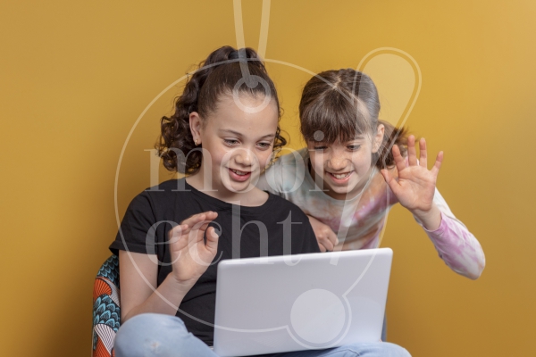Vriendinnen zijn aan het videobellen
