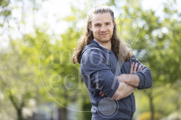 Portret man buiten 2