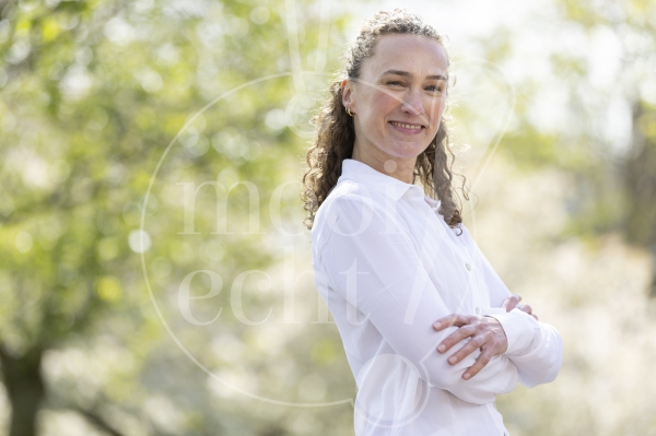 Portret vrouw buiten 1