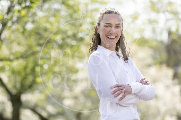 Portret vrouw buiten 2