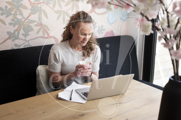 Vrouw thuiswerken 1