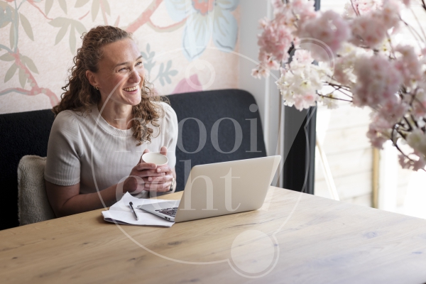 Vrouw thuiswerken 2