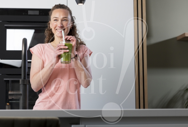 Vrouw met smoothie in de keuken 1