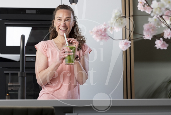 Vrouw met smoothie in de keuken 2