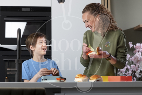 Moeder en zoon maken eten in de keuken