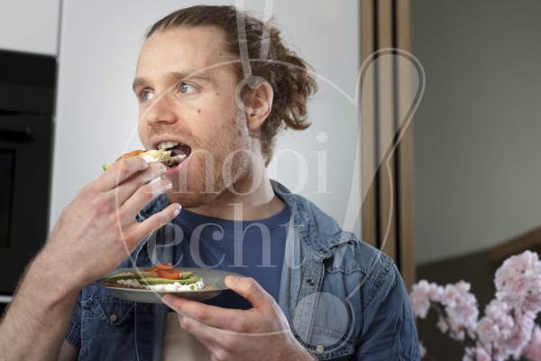 Man eet cracker
